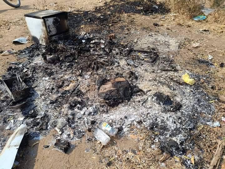 သေဆုံးသွားသောသူပျူတစ်ဦးနှင့် ၎င်းထံမှသိမ်းဆည်းရမိသောပစ္စည်းများနှင့် လေကြောင်းတိုက်ခိုက်ခံရသော အထက်တန်းကျောင်း၊ တိုက်နယ်ဆေးရုံ၊ ကျန်းမာရေးဌာနတို့ကိုတွေ့ရစဥ်၊ ဓာတ်ပုံ - အရာတော်(ပကဖ)၊ အရာတော်ပို့စ်
