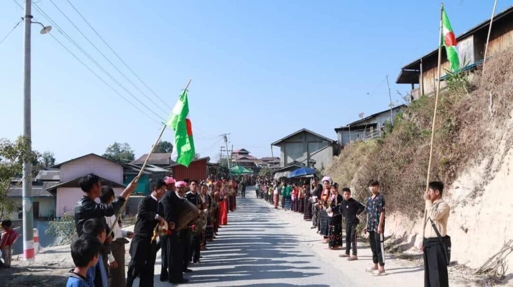 TNLA ခေါင်းဆောင်များ ဒေသခံများနှင့်တွေ့ဆုံနေစဉ်၊ ဓာတ်ပုံ - Ta'ang State TV