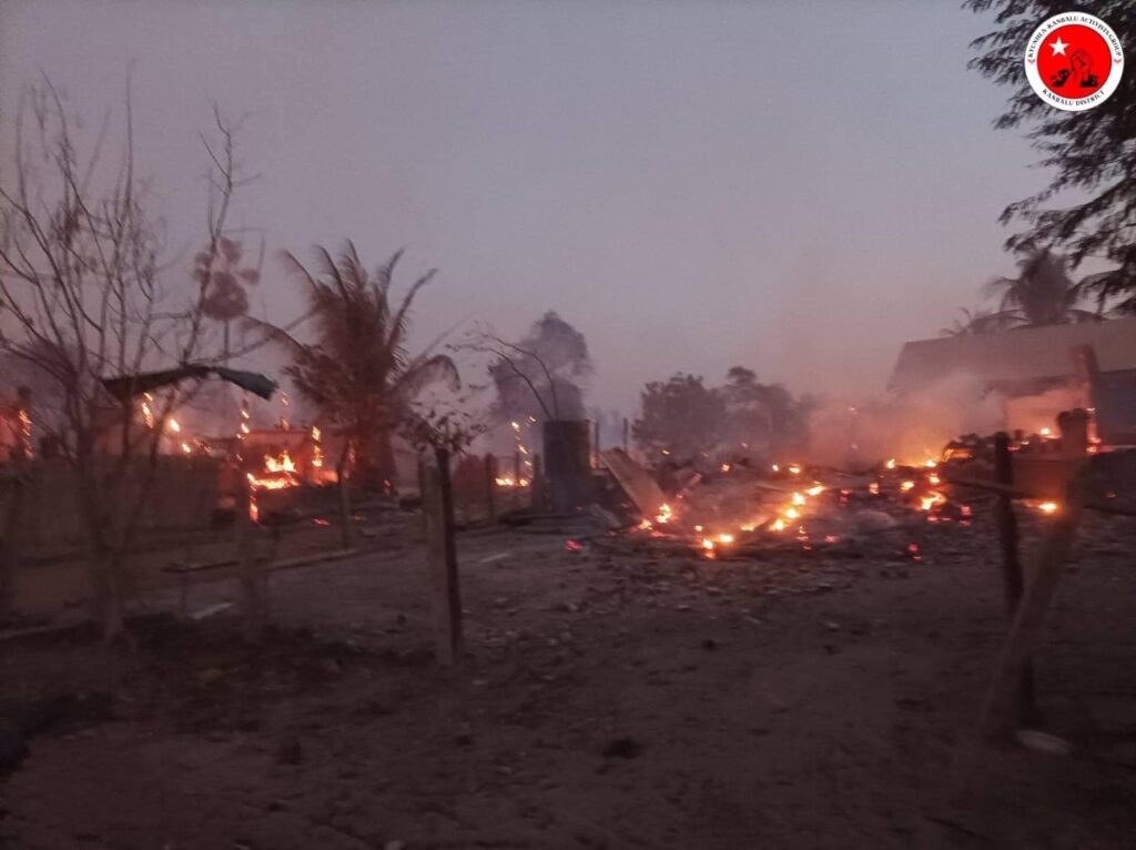 မြေမွန်အား စစ်ကောင်စီတပ် မီးရှို့ဖျက်ဆီးနေစဉ်၊ ဓာတ်ပုံ - ကျွန်းလှ - ကန့်ဘလူ တက်ကြွလှုပ်ရှားသူများအဖွဲ့