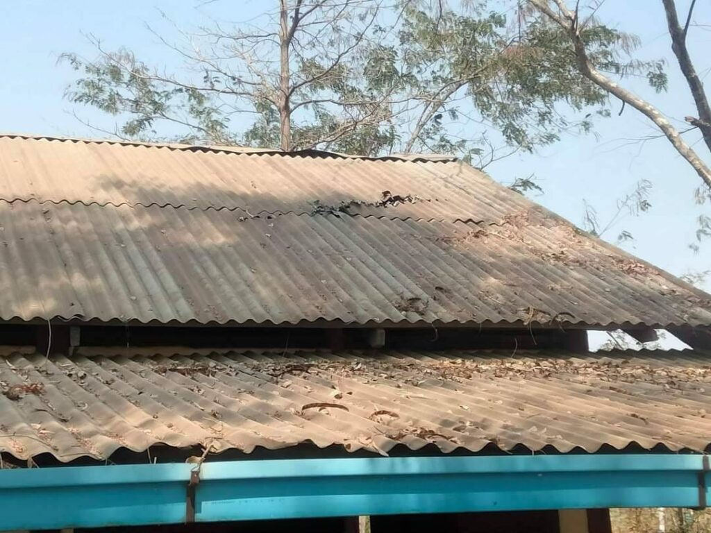 (စစ်ကောင်စီရဟတ်ယာဥ်ပေါ်မှ ပစ်ခတ်မှုကြောင့် ကျည်ဆံအစိတ်အပိုင်းများနှင့် အပျက်အစီးအချို့ ။ဓါတ်ပုံ-နွေဦးတော်လှန်ရေး(မြိုင်မြို့ )၊ CJ)
