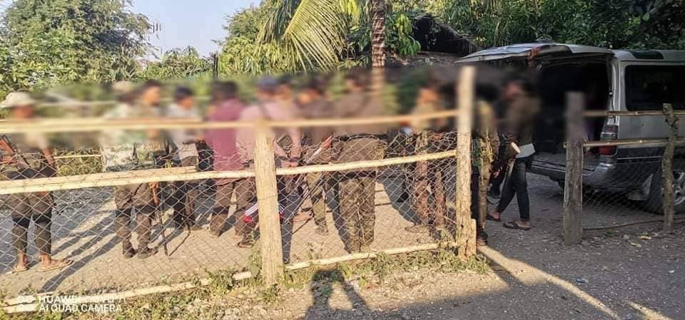(ဖမ်းဆီးရမိသောမူးယစ်ဆေးဝါးများကိုဖျက်ဆီးနေသောကလေးမြို့နယ်ပြည်သူ့ရဲတပ်ဖွဲ့(တောင်ပိုင်း)မှရဲတပ်ဖွဲ့ဝင်အချို့ နှင့် မြို့နယ်တွင်းတရားဥပဒေစိုးမိုးရေးဆောင်ရွက်နေသောရဲတပ်ဖွဲ့ဝင်များ။ဓါတ်ပုံ-KTP)