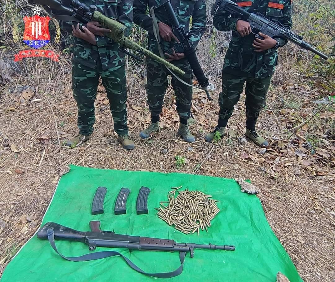 (ယမန်နေ့က ကုန်းသာကျေးရွာတိုက်ပွဲ၌ သိမ်းဆည်းရရှိခဲ့သည့် လက်နက်ခဲယမ်းများအား တွေ့ရစဥ်)