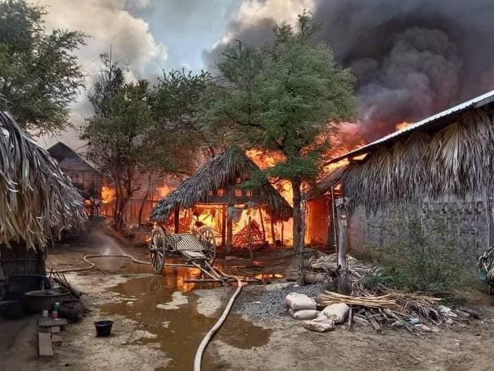 ငါန်းဇွန်မြို့နယ် မင်းဂျီ(မဂျီ)ရွာအား စစ်ကောင်စီတပ် ပြီးခဲ့သည့်နှစ်အတွင်း မီးရှို့ဖျက်ဆီးနေစဉ်၊ ဓာတ်ပုံ - CJ