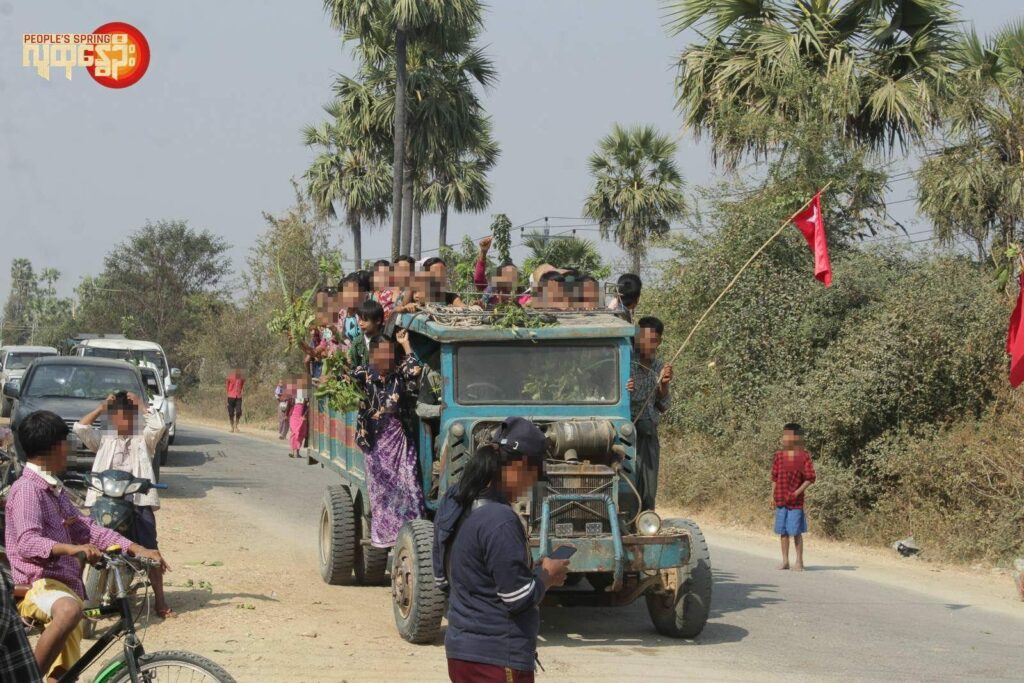 (တိုက်ပွဲမှ ပြန်လာသောPDFများနှင့် PDF များကိုကြိုဆိုနေကြသောဒေသခံပြည်သူများ။ ဓါတ်ပုံ-People's Spring)