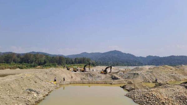 (အင်ဒွမ်လတပ်ဒေသ၌ရွှေတူးဖော်နေမှုကို​တွေ့ရစဥ်/ရွှေတူးဖော်နေသည့်လုပ်ငန်းရှင်များ အမြန်ဆုံးထွက်ခွာရန်ဆန္ဒထုတ်​ဖော်​တောင်းဆိုခဲ့​သော​​ဒေသခံများ။ဓါတ်ပုံ-KNG)