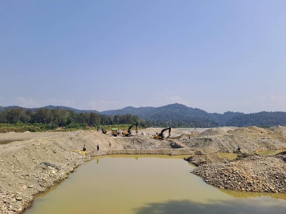 (အင်ဒွမ်လတပ်ဒေသ၌ရွှေတူးဖော်နေမှုကို​တွေ့ရစဥ်/ရွှေတူးဖော်နေသည့်လုပ်ငန်းရှင်များ အမြန်ဆုံးထွက်ခွာရန်ဆန္ဒထုတ်​ဖော်​တောင်းဆိုခဲ့​သော​​ဒေသခံများ။ဓါတ်ပုံ-KNG)