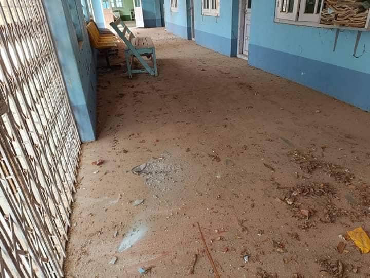 သေဆုံးသွားသောသူပျူတစ်ဦးနှင့် ၎င်းထံမှသိမ်းဆည်းရမိသောပစ္စည်းများနှင့် လေကြောင်းတိုက်ခိုက်ခံရသော အထက်တန်းကျောင်း၊ တိုက်နယ်ဆေးရုံ၊ ကျန်းမာရေးဌာနတို့ကိုတွေ့ရစဥ်၊ ဓာတ်ပုံ - အရာတော်(ပကဖ)၊ အရာတော်ပို့စ်