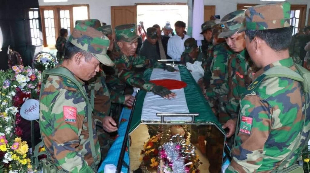 TNLA ဒုစစ်ဦးစီးချုပ်၏ ဈာပနအခမ်းအနားပြုလုပ်နေစဉ်၊ ဓာတ်ပုံ - TNLA