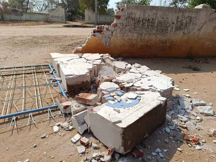 သေဆုံးသွားသောသူပျူတစ်ဦးနှင့် ၎င်းထံမှသိမ်းဆည်းရမိသောပစ္စည်းများနှင့် လေကြောင်းတိုက်ခိုက်ခံရသော အထက်တန်းကျောင်း၊ တိုက်နယ်ဆေးရုံ၊ ကျန်းမာရေးဌာနတို့ကိုတွေ့ရစဥ်၊ ဓာတ်ပုံ - အရာတော်(ပကဖ)၊ အရာတော်ပို့စ်