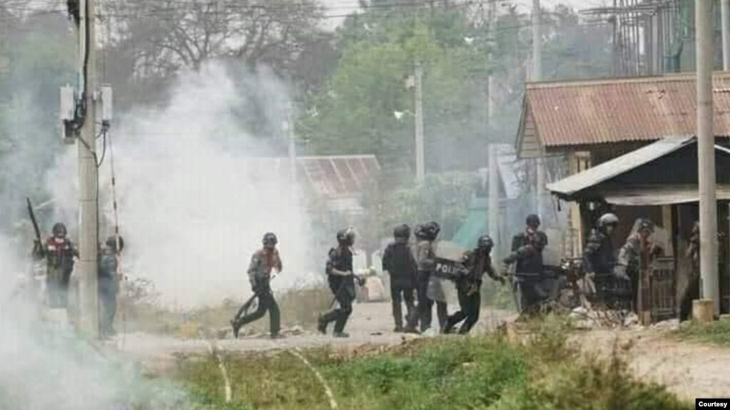 စစ်ကိုင်းတိုင်း ယင်းမာပင်မြို့နယ်တွင် စစ်ကောင်စီတပ်သားများ ဝင်ရောက်စီးနင်းနေသည်ကို ၂၀၂၁သြဂုတ်ကတွေ့ရစဥ်၊ ဓာတ်ပုံ - CJ