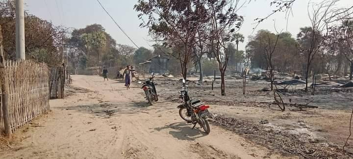တဲစုကျေးရွာအား စစ်ကောင်စီတပ်က မီးရှို့ဖျက်ဆီးသွားပြီးနောက် တွေ့ရစဥ်၊ ဓာတ်ပုံ - ခင်ဦးမြို့နယ်သတင်းမှန်ပြန်ကြားရေး