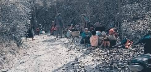 (စစ်ကောင်စီတပ်စစ်ကြောင်းထိုးလာ၍ ပေါက်မြို့နယ်တောင်ပိုင်းမှထွက်ပြေးတိမ်းရှောင်နရသောဒေသခံပြည်သူများ ။ ။ဓါတ်ပုံ-CJ)