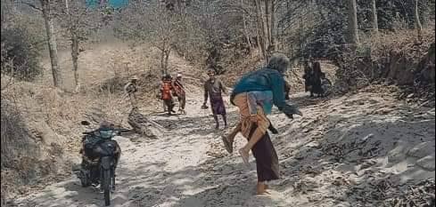 (စစ်ကောင်စီတပ်စစ်ကြောင်းထိုးလာ၍ ပေါက်မြို့နယ်တောင်ပိုင်းမှထွက်ပြေးတိမ်းရှောင်နရသောဒေသခံပြည်သူများ ။ ။ဓါတ်ပုံ-CJ)
