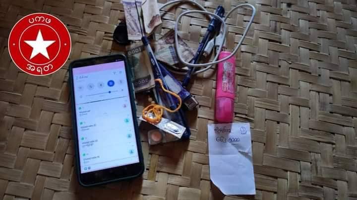 သေဆုံးသွားသောသူပျူတစ်ဦးနှင့် ၎င်းထံမှသိမ်းဆည်းရမိသောပစ္စည်းများနှင့် လေကြောင်းတိုက်ခိုက်ခံရသော အထက်တန်းကျောင်း၊ တိုက်နယ်ဆေးရုံ၊ ကျန်းမာရေးဌာနတို့ကိုတွေ့ရစဥ်၊ ဓာတ်ပုံ - အရာတော်(ပကဖ)၊ အရာတော်ပို့စ်