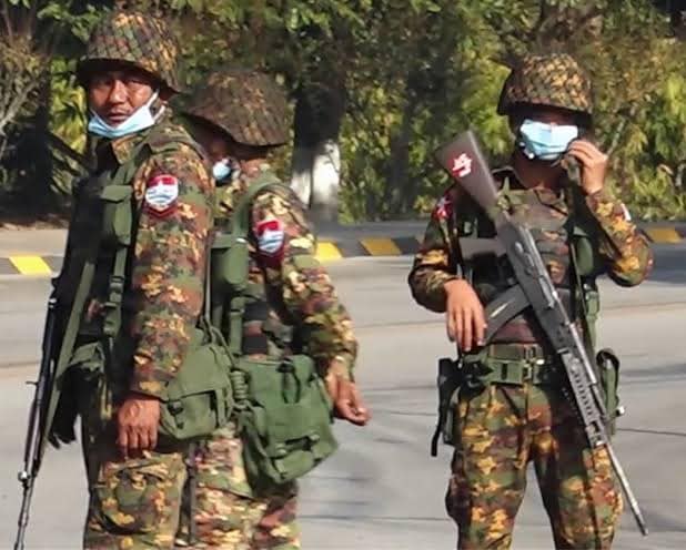 စစ်တပ်အာဏာသိမ်းမှုဆန့်ကျင်ရေးဆန္ဒပြသူများအား ပစ်ခတ်ဖြိုခွင်းရန်ပြင်ဆင်နေသော စစ်ကောင်စီတပ်သားများအား တွေ့ရစဉ်၊ ဓာတ်ပုံ - CJ