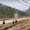 ထားဝယ်-ထီးခီးလမ်းပိုင်းတစ်နေရာတွင် စစ်ကောင်စီတပ်အား တိုက်ခိုက်နေသည့် ဥသြစစ်ကြောင်းမှ ရဲဘော်အချို့အားတွေ့ရစဥ်