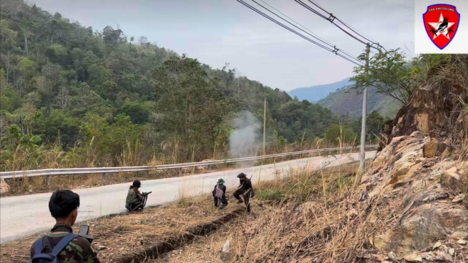 ထားဝယ်-ထီးခီးလမ်းပိုင်းတစ်နေရာတွင် စစ်ကောင်စီတပ်အား တိုက်ခိုက်နေသည့် ဥသြစစ်ကြောင်းမှ ရဲဘော်အချို့အားတွေ့ရစဥ်