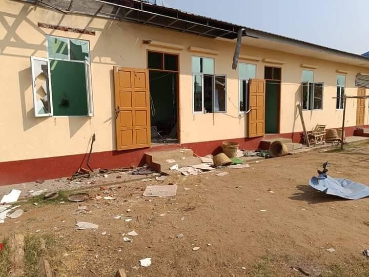 သေဆုံးသွားသောသူပျူတစ်ဦးနှင့် ၎င်းထံမှသိမ်းဆည်းရမိသောပစ္စည်းများနှင့် လေကြောင်းတိုက်ခိုက်ခံရသော အထက်တန်းကျောင်း၊ တိုက်နယ်ဆေးရုံ၊ ကျန်းမာရေးဌာနတို့ကိုတွေ့ရစဥ်၊ ဓာတ်ပုံ - အရာတော်(ပကဖ)၊ အရာတော်ပို့စ်