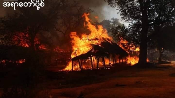 ဖေဖော်ဝါရီ ၂၁ ရက်က နွားမသင်းရွာကို စစ်ကောင်စီတပ်က မီးရှို့ခဲ့စဥ်၊ ဓာတ်ပုံ-အရာတော်ပို့စ်