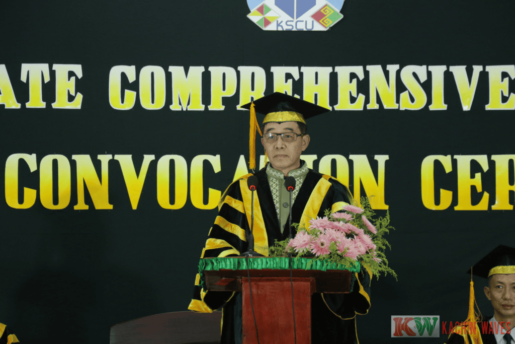 (KSCUတက္ကသိုလ်ဘွဲ့နှင်းသဘင်အခမ်းအနားပြုလုပ်နေစဥ်။ဓာတ်ပုံ - Kachinwaves)