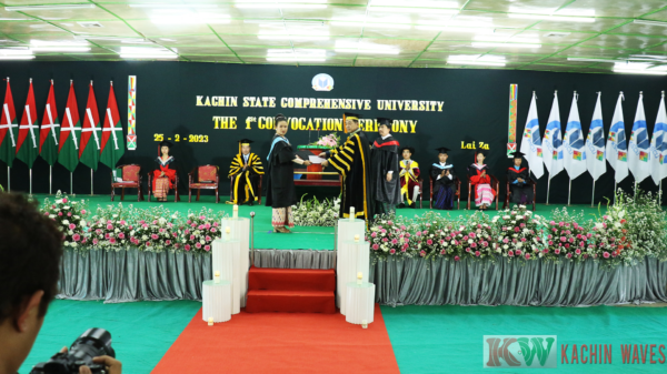 (KSCUတက္ကသိုလ်ဘွဲ့နှင်းသဘင်အခမ်းအနားပြုလုပ်နေစဥ်။ဓာတ်ပုံ - Kachinwaves)