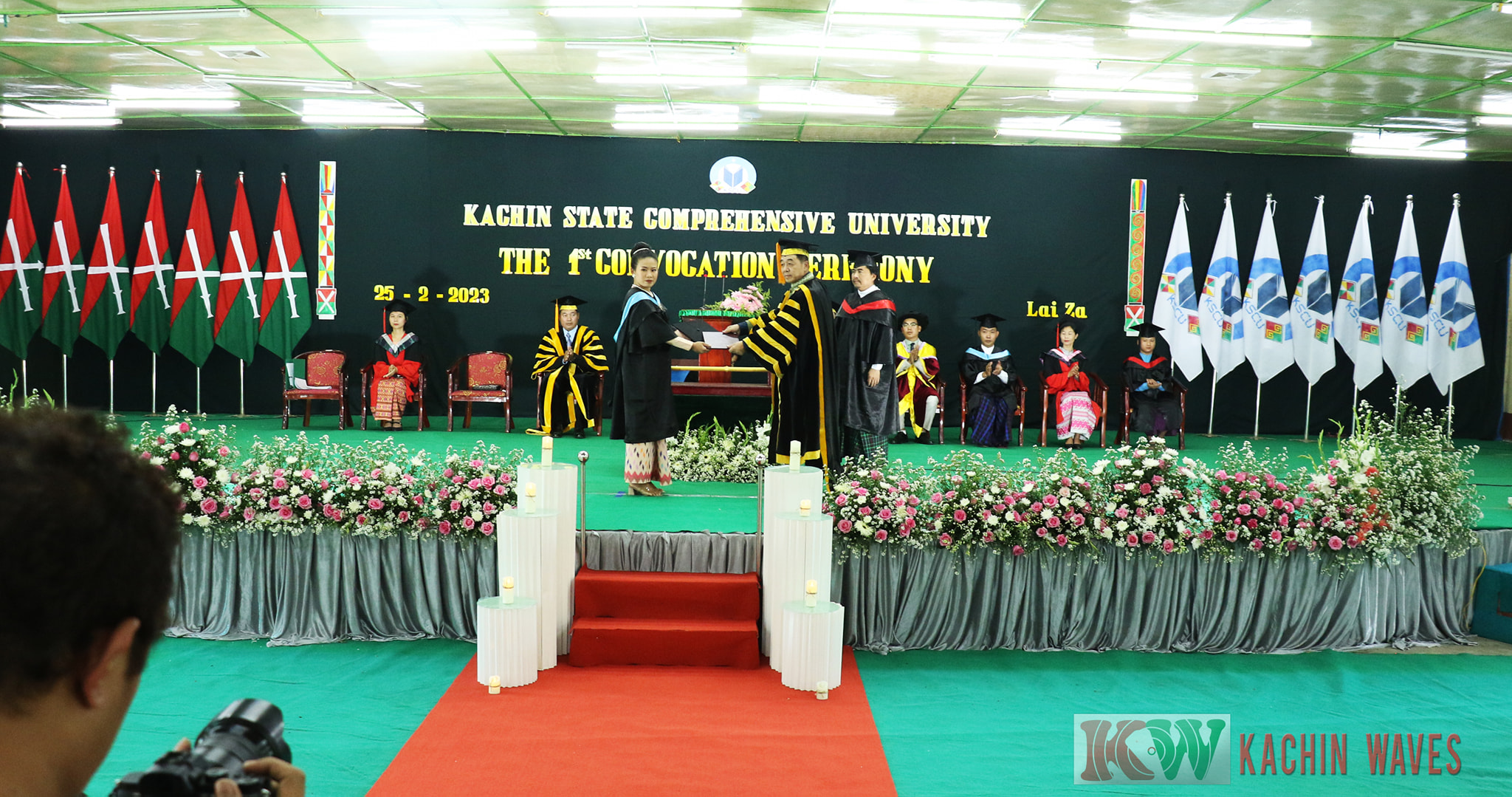 (KSCUတက္ကသိုလ်ဘွဲ့နှင်းသဘင်အခမ်းအနားပြုလုပ်နေစဥ်။ဓာတ်ပုံ - Kachinwaves)