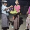 ဒေသခံ ပြည်သူများကို ဆန်၊ ဆီနှင့် ငွေကြေး ထောက်ပံ့ပေးအပ်နေစဉ်၊ ဓာတ်ပုံ - ဂန့်ဂေါမြို့နယ် ပြည်သူ့အုပ်ချုပ်ရေးအဖွဲ့