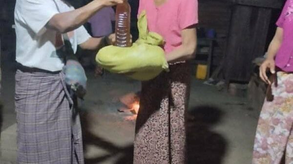 ဒေသခံ ပြည်သူများကို ဆန်၊ ဆီနှင့် ငွေကြေး ထောက်ပံ့ပေးအပ်နေစဉ်၊ ဓာတ်ပုံ - ဂန့်ဂေါမြို့နယ် ပြည်သူ့အုပ်ချုပ်ရေးအဖွဲ့