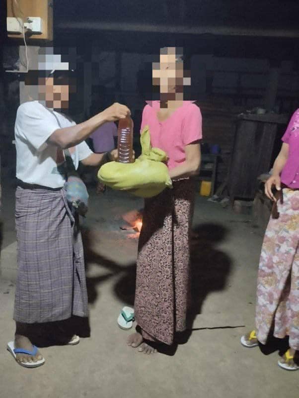 ဒေသခံ ပြည်သူများကို ဆန်၊ ဆီနှင့် ငွေကြေး ထောက်ပံ့ပေးအပ်နေစဉ်၊ ဓာတ်ပုံ - ဂန့်ဂေါမြို့နယ် ပြည်သူ့အုပ်ချုပ်ရေးအဖွဲ့