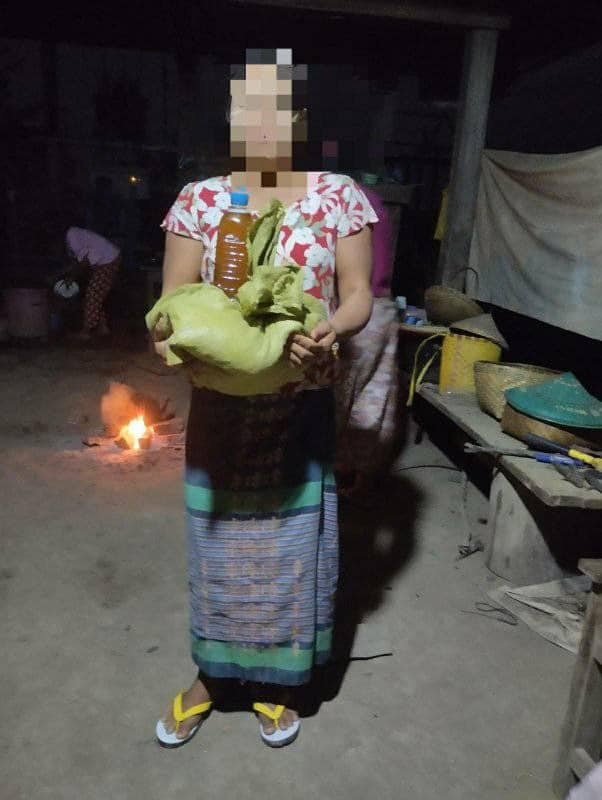 ဒေသခံ ပြည်သူများကို ဆန်၊ ဆီနှင့် ငွေကြေး ထောက်ပံ့ပေးအပ်နေစဉ်၊ ဓာတ်ပုံ - ဂန့်ဂေါမြို့နယ် ပြည်သူ့အုပ်ချုပ်ရေးအဖွဲ့