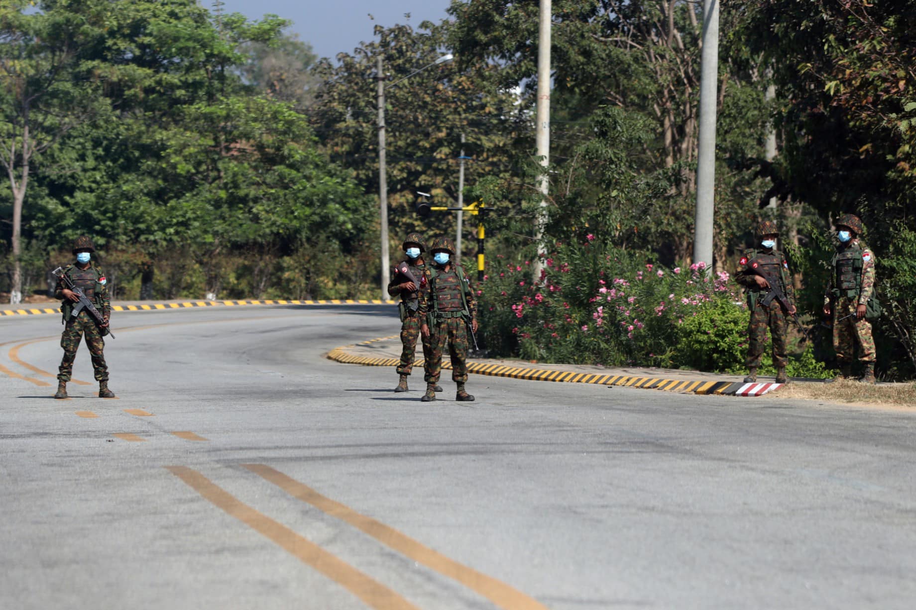 (အာဏာသိမ်းပြီး နောက်တစ်နေ့ နေပြည်တော်တွင် တွေ့ရသော စစ်ကောင်စီတပ်သားများ၊ ဓာတ်ပုံ - EPA)