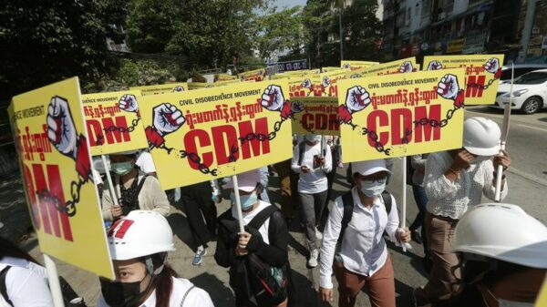 စစ်တပ်က အာဏာသိမ်းပြီးနောက် ဝန်ထမ်းများ CDM လှုပ်ရှားမှုပါဝင်ကြရန် ရန်ကုန်မြို့၌ လှုံ့ဆော်ဆန္ဒပြနေစဉ်၊ ဓာတ်ပုံ - CJ