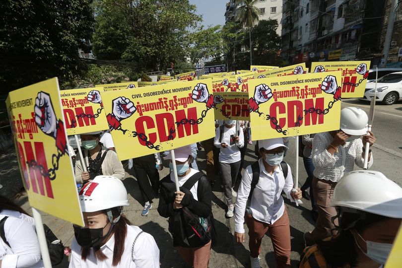 စစ်တပ်က အာဏာသိမ်းပြီးနောက် ဝန်ထမ်းများ CDM လှုပ်ရှားမှုပါဝင်ကြရန် ရန်ကုန်မြို့၌ လှုံ့ဆော်ဆန္ဒပြနေစဉ်၊ ဓာတ်ပုံ - CJ