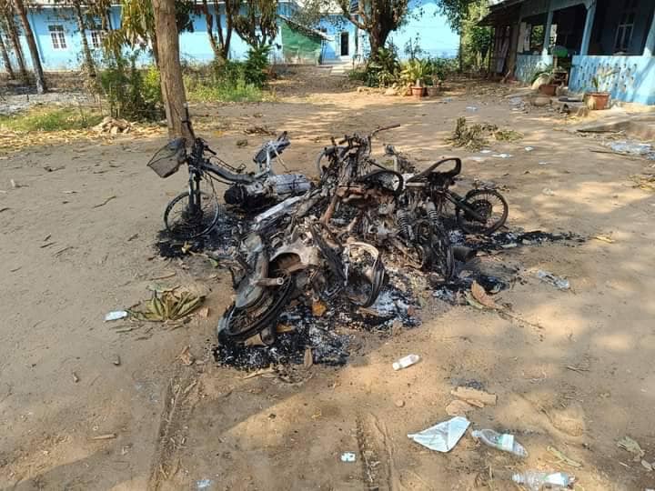 သေဆုံးသွားသောသူပျူတစ်ဦးနှင့် ၎င်းထံမှသိမ်းဆည်းရမိသောပစ္စည်းများနှင့် လေကြောင်းတိုက်ခိုက်ခံရသော အထက်တန်းကျောင်း၊ တိုက်နယ်ဆေးရုံ၊ ကျန်းမာရေးဌာနတို့ကိုတွေ့ရစဥ်၊ ဓာတ်ပုံ - အရာတော်(ပကဖ)၊ အရာတော်ပို့စ်
