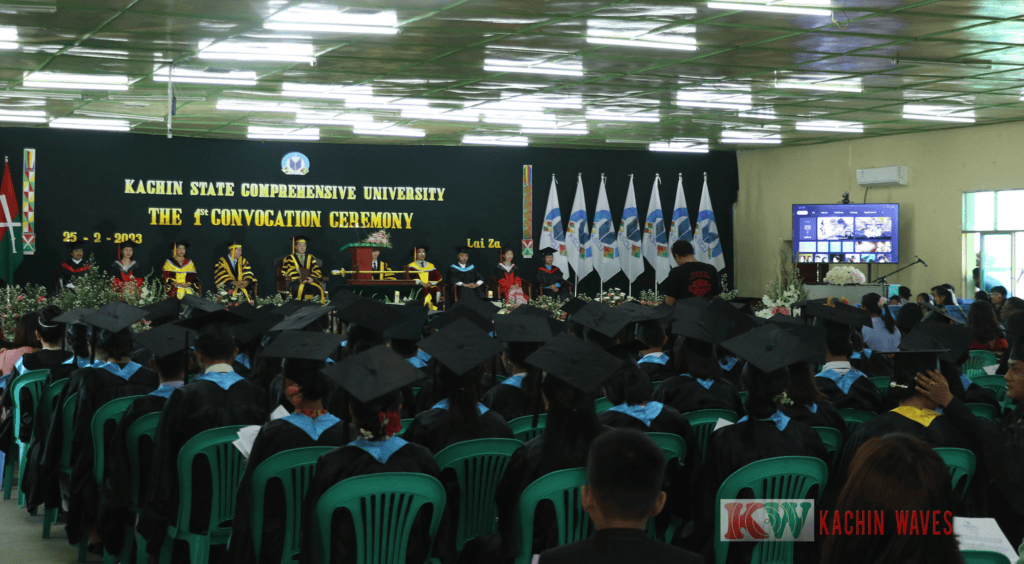 (KSCUတက္ကသိုလ်ဘွဲ့နှင်းသဘင်အခမ်းအနားပြုလုပ်နေစဥ်။ဓာတ်ပုံ - Kachinwaves)