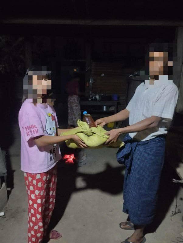 ဒေသခံ ပြည်သူများကို ဆန်၊ ဆီနှင့် ငွေကြေး ထောက်ပံ့ပေးအပ်နေစဉ်၊ ဓာတ်ပုံ - ဂန့်ဂေါမြို့နယ် ပြည်သူ့အုပ်ချုပ်ရေးအဖွဲ့