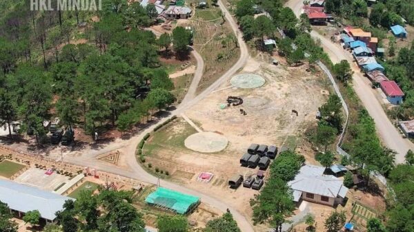 (လက်နက်ကြီးဖြင့်ပစ်ခတ်ခဲ့​သော ခလရ(၂၇၄)တပ်အား ဝေဟင်မှမြင်တွေ့ရစဉ်။ဓာတ်ပုံ - HKL MINDAT)