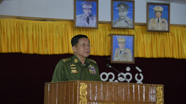 မင်းအောင်လှိုင် အနောက်ပိုင်းတိုင်းစစ်ဌာနချုပ် စစ်တွေတပ်နယ်မှ စစ်ကောင်စီတပ်သားများနှင့် ယနေ့ တွေ့ဆုံနေစဥ်၊ ဓာတ်ပုံ - cincds.gov.mm