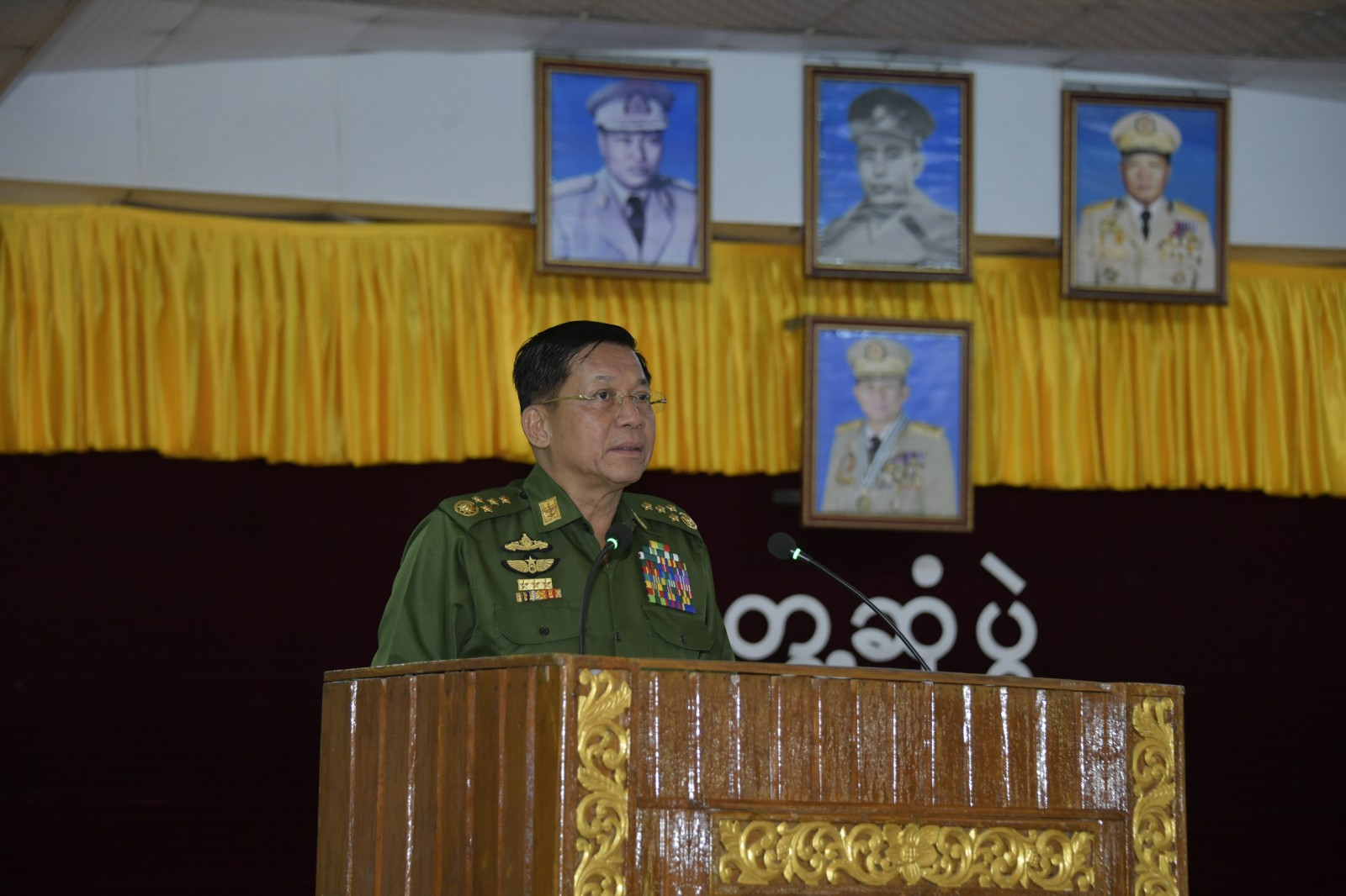 မင်းအောင်လှိုင် အနောက်ပိုင်းတိုင်းစစ်ဌာနချုပ် စစ်တွေတပ်နယ်မှ စစ်ကောင်စီတပ်သားများနှင့် ယနေ့ တွေ့ဆုံနေစဥ်၊ ဓာတ်ပုံ - cincds.gov.mm