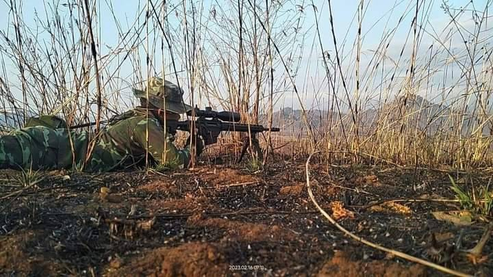 ကရင်နီတပ်မတော်(KA)ပူးပေါင်းတပ်ဖွဲ့မှ ရဲဘော်တစ်ဦး စနိုက်ပါဖြင့် ပစ်ခတ်ရန်ချိန်ရွယ်နေစဥ်၊