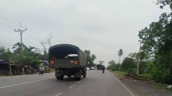 မန္တ​လေး-မိုးကုတ်လမ်း မတ္တရာမြို့နယ်အတွင်း ဖြတ်သန်းသွားသော စစ်ကားတစ်စီးအား ယမန်နှစ် နှစ်ကုန်ပိုင်းက တွေ့ရစဥ်၊ ဓာတ်ပုံ-Cj