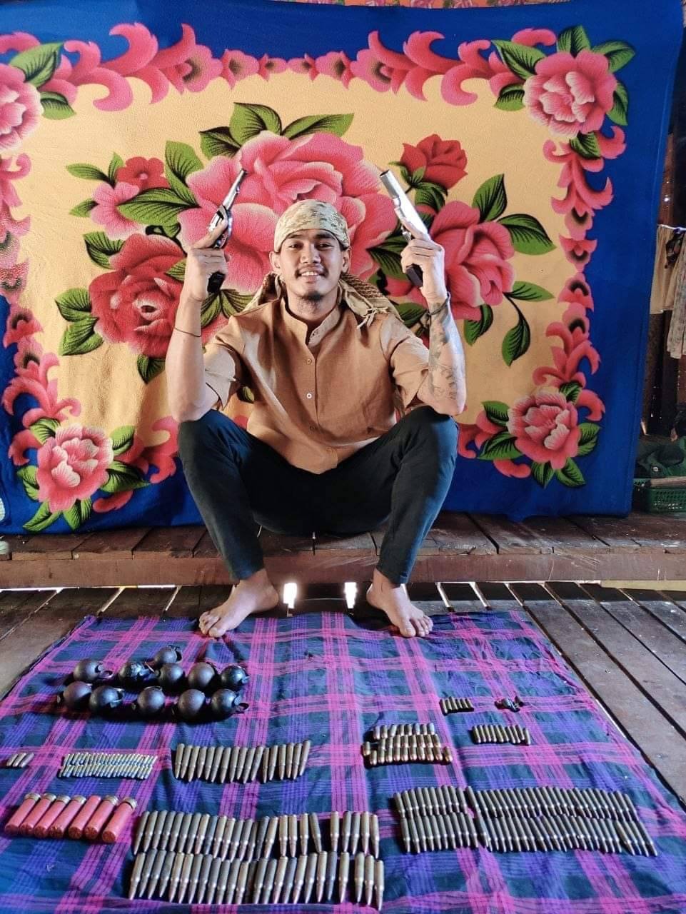 ရေးမြို့ စစ်တပ်လက်အောက်ခံ ပြည်သူ့စစ်တစ်ဦးက လက်နက်နှင့် ကျည်များလာရောက်အပ်နှံဟု ရေးပြောက်ကျားတပ်ဖွဲ့ (YGF)ပြော