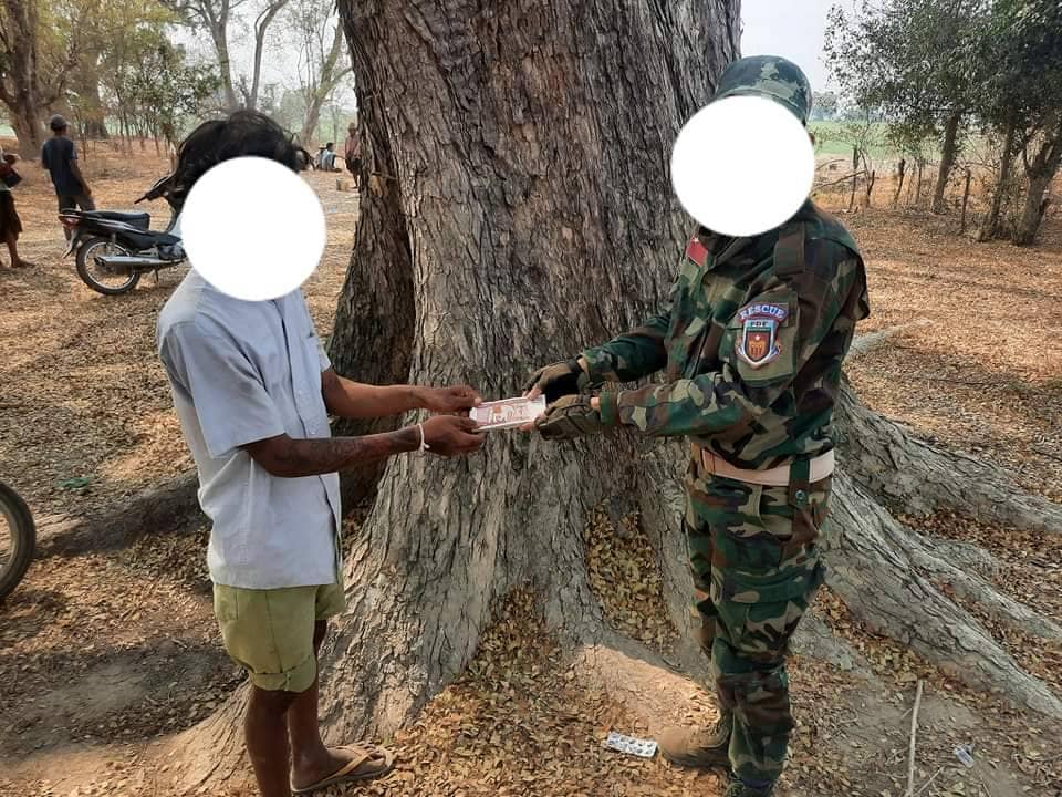 တာတိုင်ရွာမှ အသတ်ခံရသူများ၏ ကျန်ရစ်သူ မိသားစုများကို NUG လူသားချင်းစာနာထောက်ထားရေးဌာနက ထောက်ပံ့ငွေပေးအပ်စဥ်။ ဓါတ်ပုံ-NUG