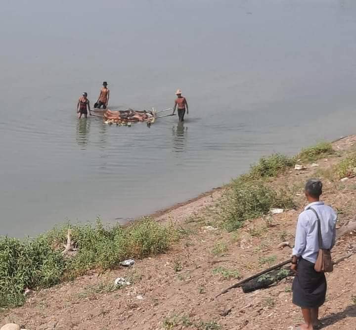 (စစ်ကောင်စီတပ်သတ်ဖြတ်သွားသူများအားတွေ့ရစဥ် ။ဓါတ်ပုံ-CJ ၊NUG)