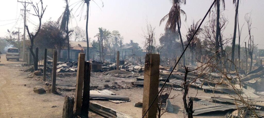 (စစ်တပ်က ဖေဖော်ဝါရီ ၂၈ ရက်နှင့် မတ်လ ၁ ရက်တွင် ရွာလုံးကျွတ်မီးရိူ့ခံခဲ့ရသော ကုန်းရွာကိုတွေရစဥ်။ ဓါတ်ပုံ-CJ)