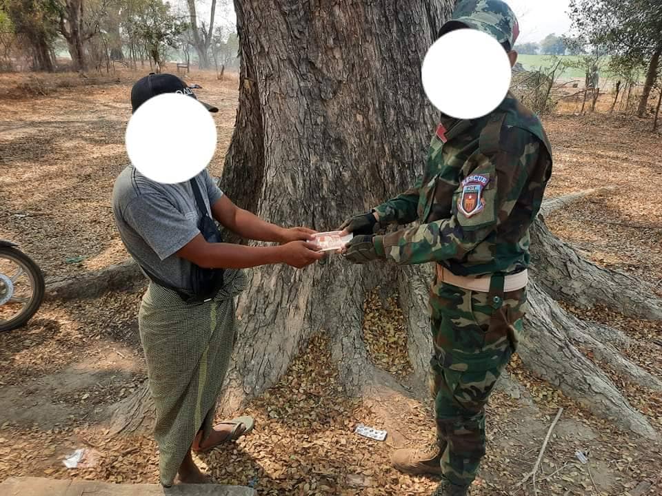 တာတိုင်ရွာမှ အသတ်ခံရသူများ၏ ကျန်ရစ်သူ မိသားစုများကို NUG လူသားချင်းစာနာထောက်ထားရေးဌာနက ထောက်ပံ့ငွေပေးအပ်စဥ်။ ဓါတ်ပုံ-NUG
