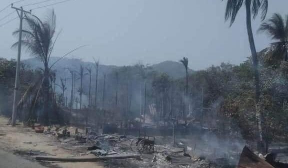 (စစ်တပ်နှင့် ပျူစောထီးများမီးရှို့မှုကြောင့် ပြာကျသွားသည့်နေအိမ်အချို့အားတွေ့ရစဥ်။ ဓာတ်ပုံ - LLPDF)