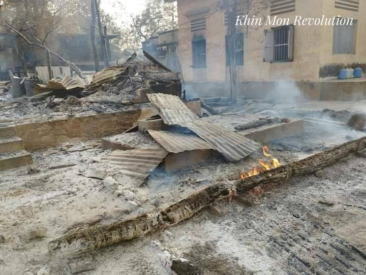 (မီးရှို့ဖျက်ဆီးခံရသော ခင်မွန်ကျေးရွာအား တွေ့ရစဥ်။ ဓာတ်ပုံ-Khin Mon Revolution)