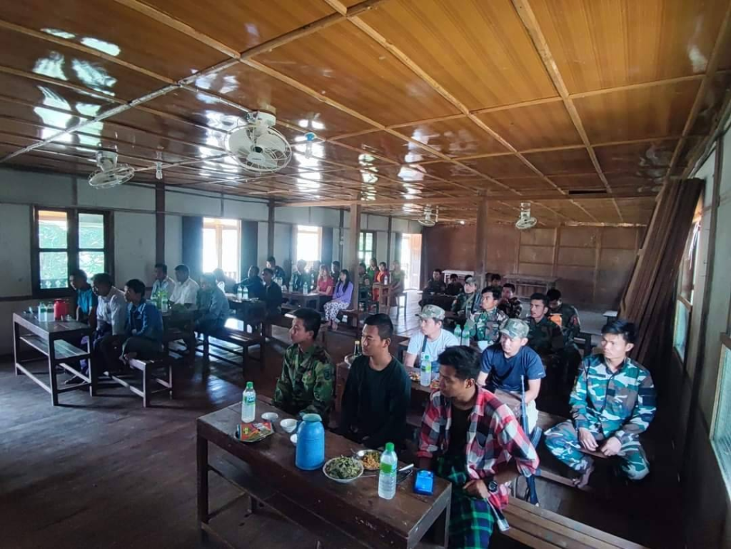 (အလင်းဝင်ရောက်လာသည့် ရဲတပ်သားအား ဆုငွေပေးအပ်နေစဥ်။ ဓာတ်ပုံ - ပေးပို့)
