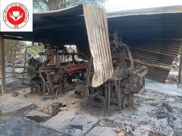 (ထူးကြီးကျေးရွာရှိ စက်ရက်ကန်းစင်တစ်ရာနီးပါးအား စစ်ကောင်စီတပ်က မီးရှို့ဖျက်ဆီးခဲ့စဥ်။ ။ဓာတ်ပုံ - S&C မီးဘေး စစ်ဘေး ပညာရေး ကူညီစောင့်ရှောက်ရေးအဖွဲ့)